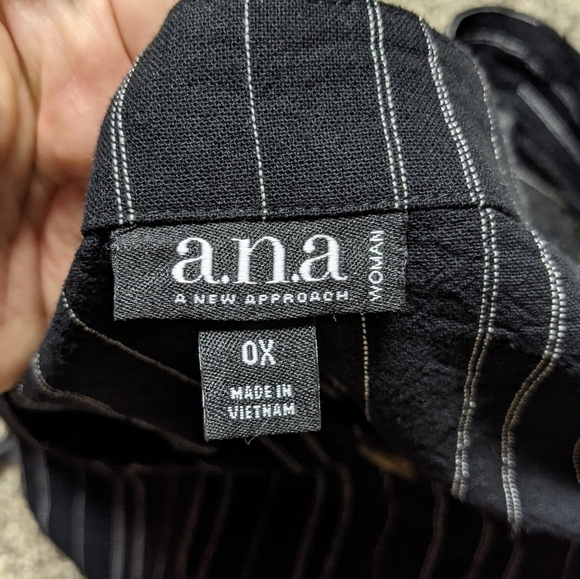 ✨3/$15 NWT A.N.A black white button up tunic top 0X - Picture 7 of 8